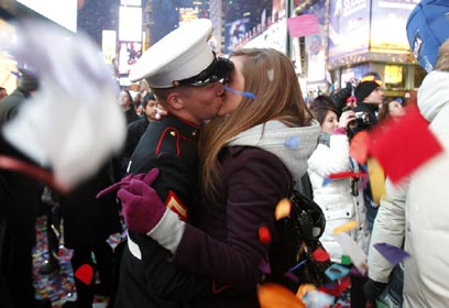 "לא צריך את השטויות האלה כדי להתנשק". טיימס סקוור בניו יורק (צילום: רויטרס) (צילום: רויטרס)
