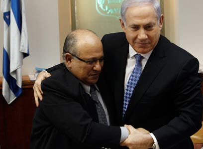 Dagan and Netanyahu. Did the prime minister donate his own liver to the former Mossad chief? (Photo: Reuters)