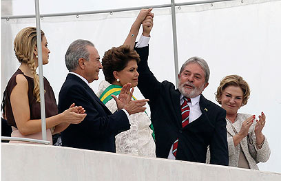 לולה עם רוסף אחרי ניצחונה. "אתה סמל לברזילאים, תחלים", איחלה לו (צילום: רויטרס) (צילום: רויטרס)
