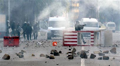עימותים בזמן המהפכה בתוניסיה (צילום: AP) (צילום: AP)