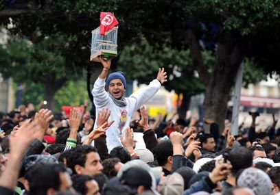 תוניסיה יצאה מהכלוב. הפגנת ענק ביום ההפיכה נגד בן-עלי (צילום: AFP) (צילום: AFP)