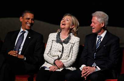 הזוג קלינטון והנשיא. אובמה הזמין את אשף הפוליטיקה לייעץ לו.  (צילום: רויטרס) (צילום: רויטרס)