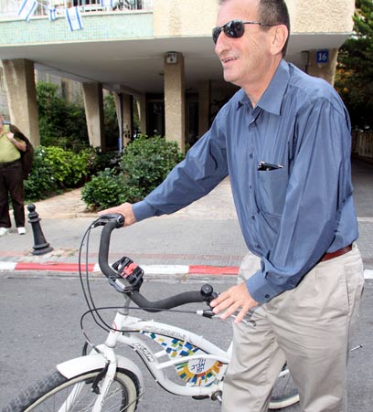 רון חולדאי עם אופניים (צילום: באדיבות עיריית תל אביב) (צילום: באדיבות עיריית תל אביב)