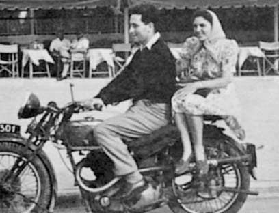 Shimon and Sonia Peres on their honeymoon. 'I fell in love with her at first sight' (Photo: Yedioth Ahronoth Archive) Shimon and Sonia Peres on their honeymoon. 'I fell in love with her at first sight' (Photo: Yedioth Ahronoth Archive)