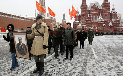 מעריצים מציינים את יום השנה למותו של לנין במוסקבה בשנה שעברה (צילום: AP) (צילום: AP)