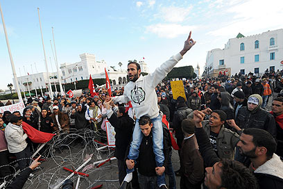 המפגינים שהפילו את השלטון בתוניסיה. "מתפלאים מהתקדמותם"    (צילום: AFP) (צילום: AFP)