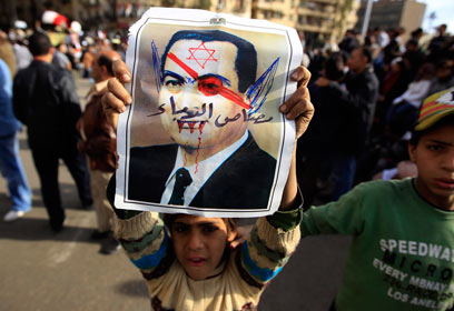 הפגנה נד מובארק בקהיר. "פרשתי כדי להציל חיים" (צילום: רויטרס) (צילום: רויטרס)