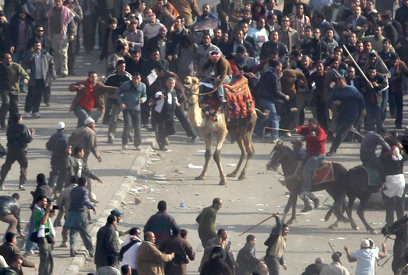 הרשויות סירבו לחקור למרות העדויות הרבות. אלימות בכיכר תחריר בקהיר (צילום: AP) (צילום: AP)
