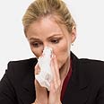 חולה מצוננת sick woman cold tissue sa (צילום: shutterstock)