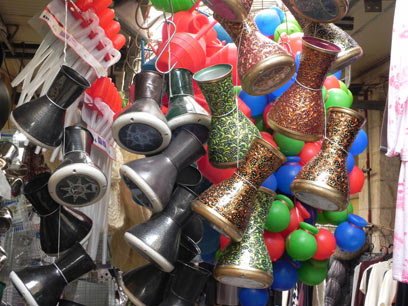לובשת חג. השוק בנצרת (צילום: זיו ריינשטיין) (צילום: זיו ריינשטיין)