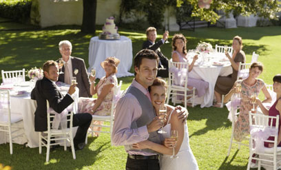 צאו מנקודת הנחה שלא כולם יגיעו. אורחים בחתונה (צילום: shutterstock) (צילום: shutterstock)