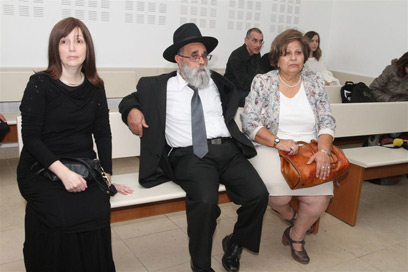 בני משפחתו של עמיר בבית המשפט (ארכיון) (צילום :עופר עמרם) (צילום :עופר עמרם)