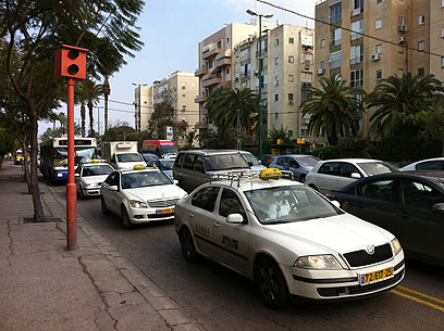 מצלמת אכיפה בנת"צ בדרך נמיר בתל אביב (צילום: הלל פוסק) (צילום: הלל פוסק)
