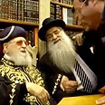בחדרו של הרב. כולם באים לקבל ברכות            