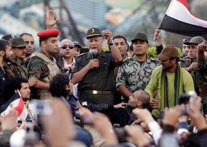 צבא מצרים בכיכר תחריר (צילום: רויטרס) (צילום: רויטרס)