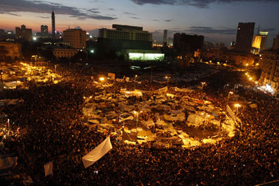 כיכר א-תחריר בשנה שעברה. זו לא המהפכה שלהם (צילום: AP) (צילום: AP)