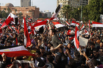 המצרים חוגגים את הדחת הנשיא מובארק (צילום: AFP) (צילום: AFP)