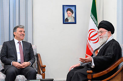 נשיא טורקיה עבדאללה גול עם מנהיג איראן. ארדואן על אותו כיסא? (צילום: רויטרס) (צילום: רויטרס)