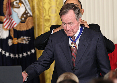 בוש האב מקבל מאובמה את אות הכבוד הנשיאותי (צילום: AP) (צילום: AP)