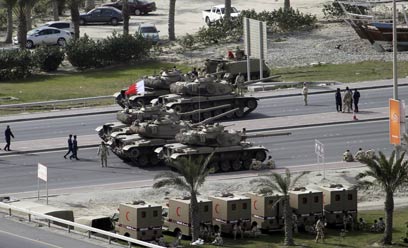 טנקים בכיכר הפנינה בבירה מנאמה, בשנה שעברה (צילום: AP) (צילום: AP)