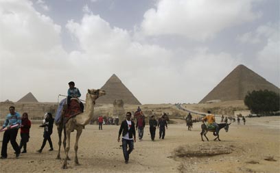 בלי בירה ליד הפירמידות? תיירים בגיזה (צילום: AP) (צילום: AP)