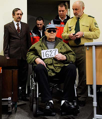 הסתיר מקום הימצאו במלחמה. דמיאניוק בעת משפטו בגרמניה (צילום: AP) (צילום: AP)