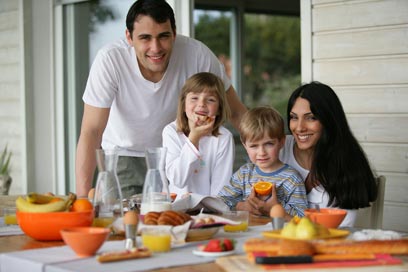 עורכים ארוחה משפחתית אחת לפחות ביום? (צילום: shutterstock) (צילום: shutterstock)