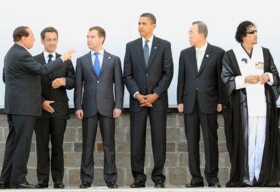קדאפי יחד מנהיגי ה-G-8 באיטליה ב-2009 (צילום: EPA) (צילום: EPA)
