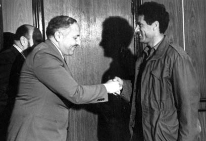 1975. קולונל קדאפי עם ראש ממשלת טורקיה לשעבר, נג'מטין ארבקאן (צילום: MCT  ) (צילום: MCT  )