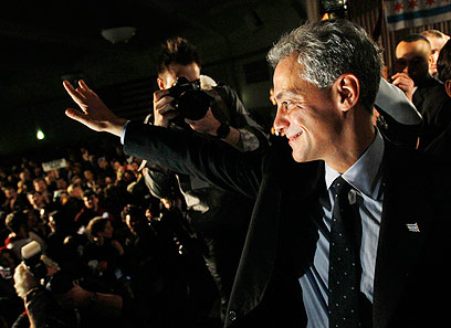 עמנואל חוגג את ניצחונו בבחירות לראשות העיר (צילום: AP) (צילום: AP)