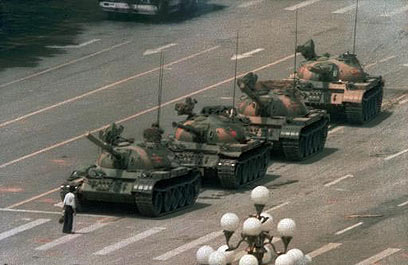 יוני 1989. מפגין אחד עם שקית מול טור הטנקים, כיכר טייננמן בבייג'ינג (צילום: איי פי) (צילום: איי פי)