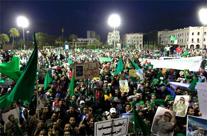 תומכי קדאפי ב"כיכר הירוקה" בתחילת המהפכה (צילום: רויטרס) (צילום: רויטרס)