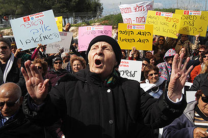 הפגנת מחאה של הקשישים נגד יוקר המחיה  (צילום: גיל יוחנן ) (צילום: גיל יוחנן )