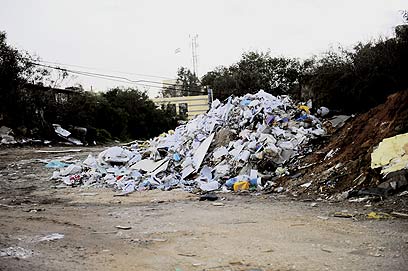 פסולת בניין מושלכת בטבע (צילום: קובי קואנקס) (צילום: קובי קואנקס)