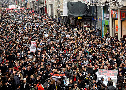 גם כתבים נעצרים. הפגנה באיסטנבול נגד מעצר עיתונאים (צילום: AP) (צילום: AP)