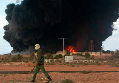 מאגר נפט בוער במהפכה. רווחי "הזהב השחור" החזיקו את המשטר (צילום: רויטרס) (צילום: רויטרס)
