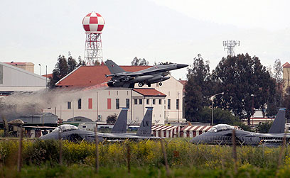 מטוסי נאט"ו המריאו מסיציליה לתקיפות בלוב  (צילום: AP) (צילום: AP)