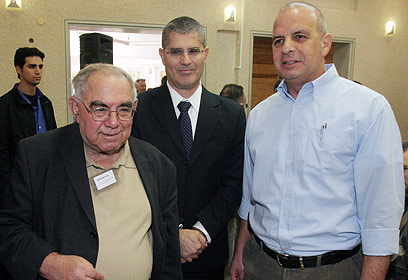 שלום (משמאל) עם יובל דיסקין במפגש של חוטפי אייכמן (צילום: צביקה טישלר) (צילום: צביקה טישלר)