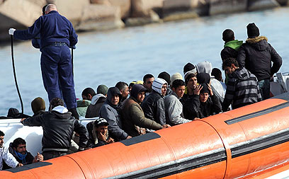 מהגרים שגורשו בסירותיהם ללוב נעצרו וסבלו מהתעללויות (צילום: EPA) (צילום: EPA)