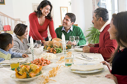 אירוע שמכניס רבים לדיכאון. ארוחת חג עם המשפחה (צילום: shutterstock) (צילום: shutterstock)