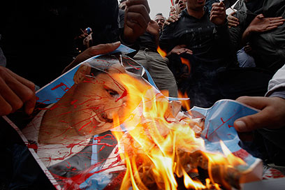 מעלים באש את תמונת הנשיא הסורי. גם טורקיה מתנתקת (צילום: AP ) (צילום: AP )