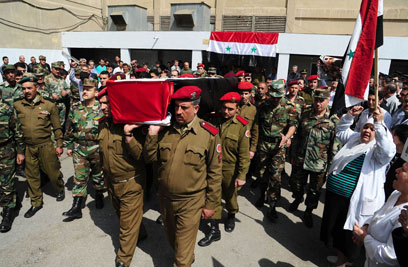 הלוויית הרוגים מכוחות הביטחון. "לא הם ולא המורדים ישיגו ניצחון מוחץ" (צילום: AFP) (צילום: AFP)