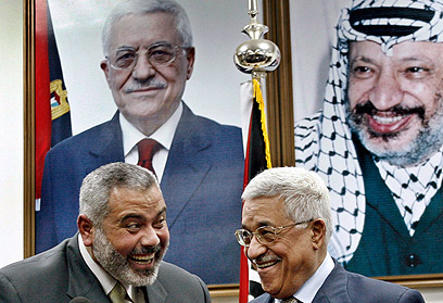 Haniyeh, Abbas share laugh. Archive (Photo: Reuters)