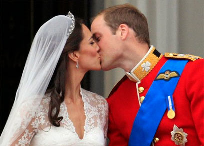 הנשיקה המלכותית. נעים (צילום: AP) (צילום: AP)