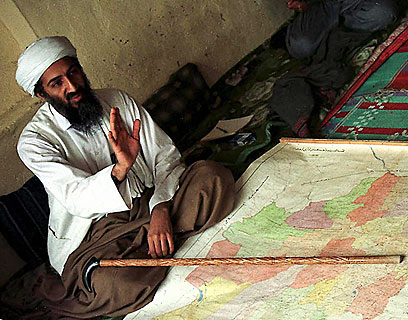 בן לאדן באפגניסטן ב-1998 (צילום: AP) (צילום: AP)