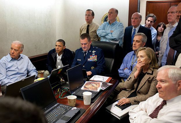 בכירי ממשל אובמה צופים במבצע החיסול של בן לאדן (צילום: Pete Souza) (צילום: Pete Souza)