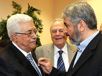 Palestinian President Mahmoud Abbas and Hamas leader Khaled Mashal (Photo: Reuters)