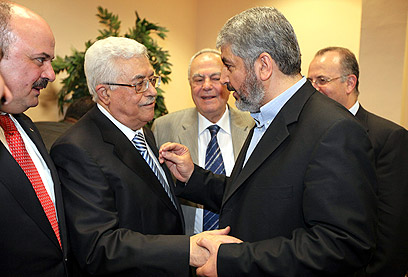 מנהיגי פתח וחמאס בחתימת הסכם הפיוס, לא תהיה ממשלת מעבר? (צילום: AP) (צילום: AP)