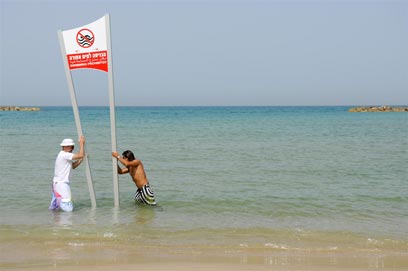 Пляж Гордон в Тель-Авиве: купание опасно. Фото: Ярон Бреннер
