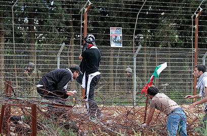 מפגינים מול חיילי צה"ל סמוך לגדר בגבול בלבנון (צילום: AP) (צילום: AP)